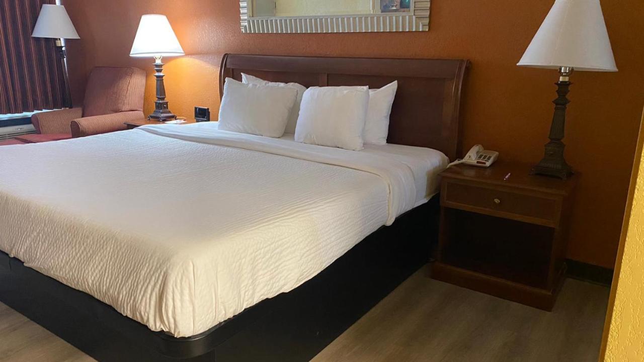 Ramada By Wyndham Rome - Verona Екстериор снимка