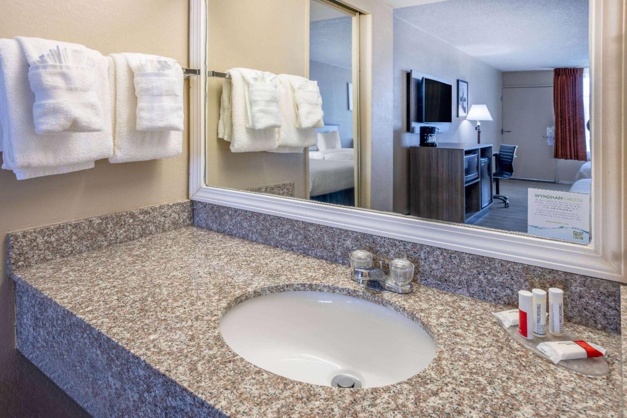 Ramada By Wyndham Rome - Verona Екстериор снимка