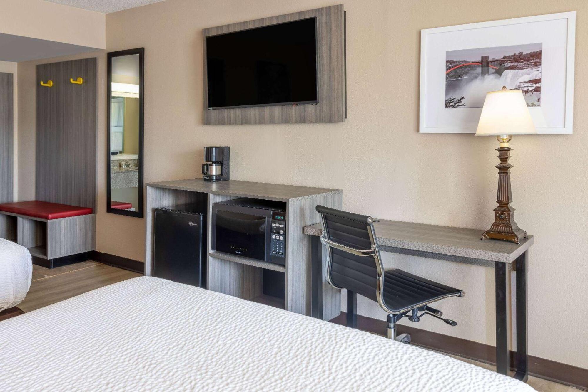 Ramada By Wyndham Rome - Verona Екстериор снимка