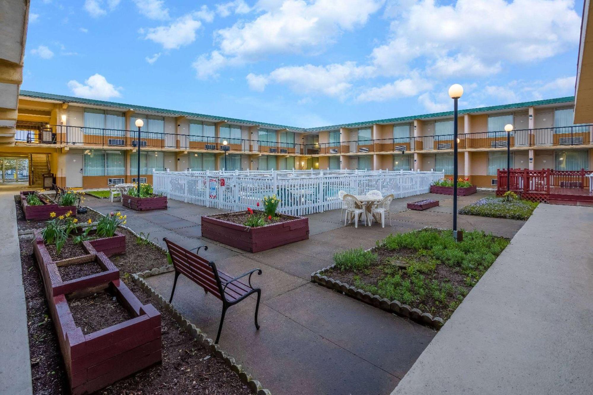 Ramada By Wyndham Rome - Verona Екстериор снимка