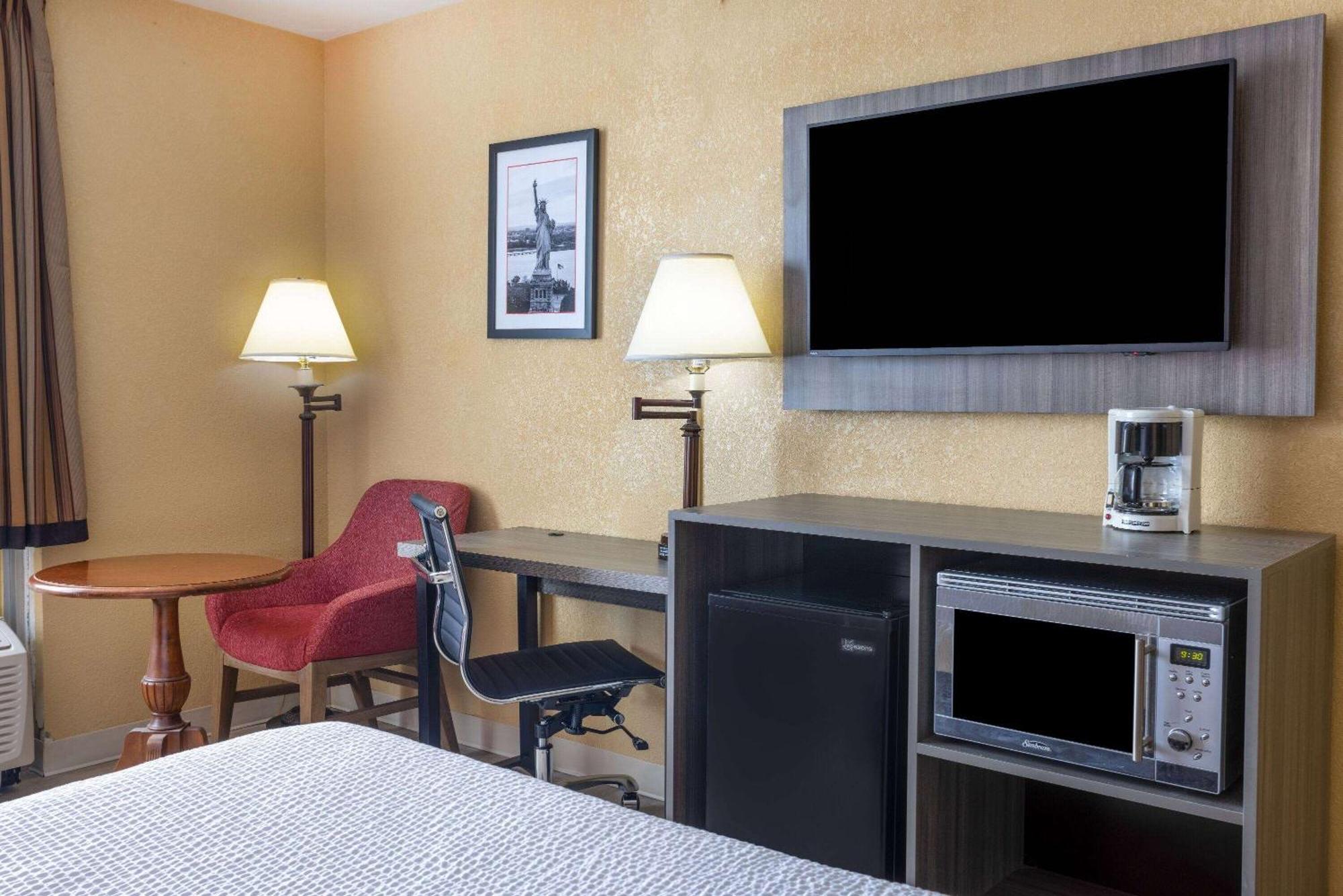 Ramada By Wyndham Rome - Verona Екстериор снимка