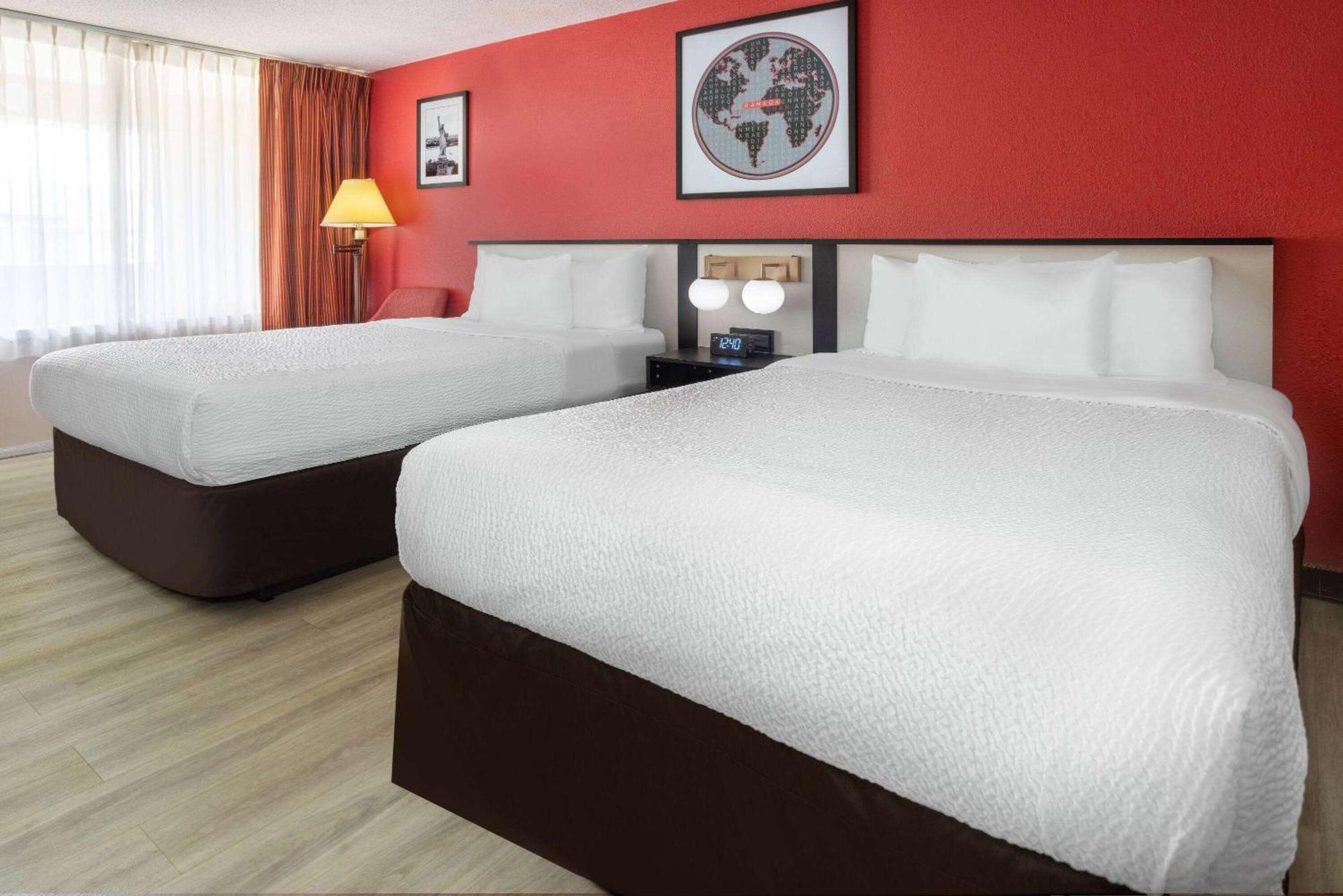 Ramada By Wyndham Rome - Verona Екстериор снимка