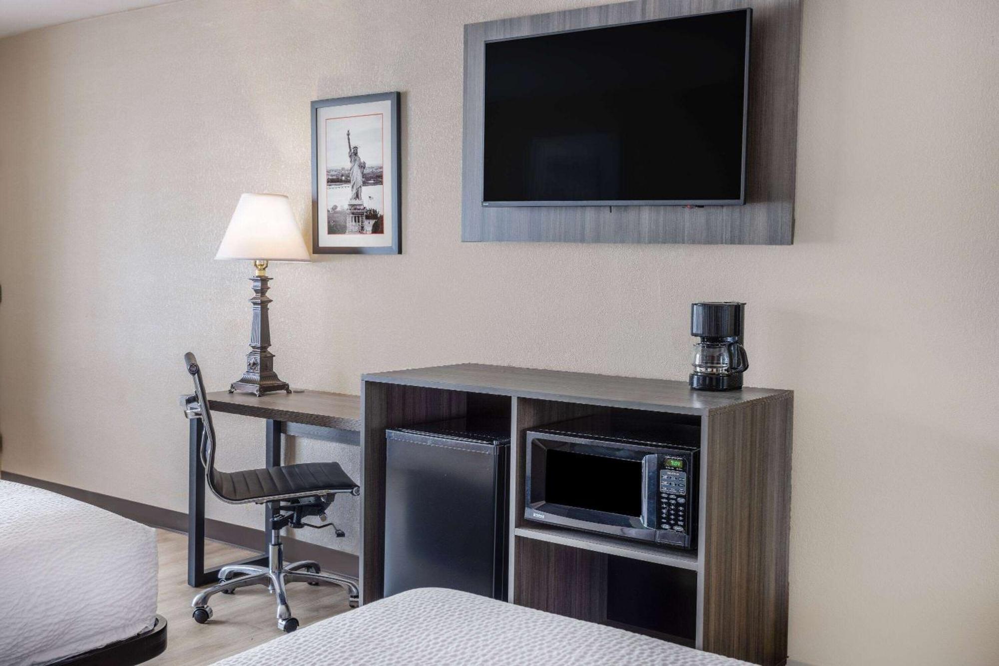 Ramada By Wyndham Rome - Verona Екстериор снимка