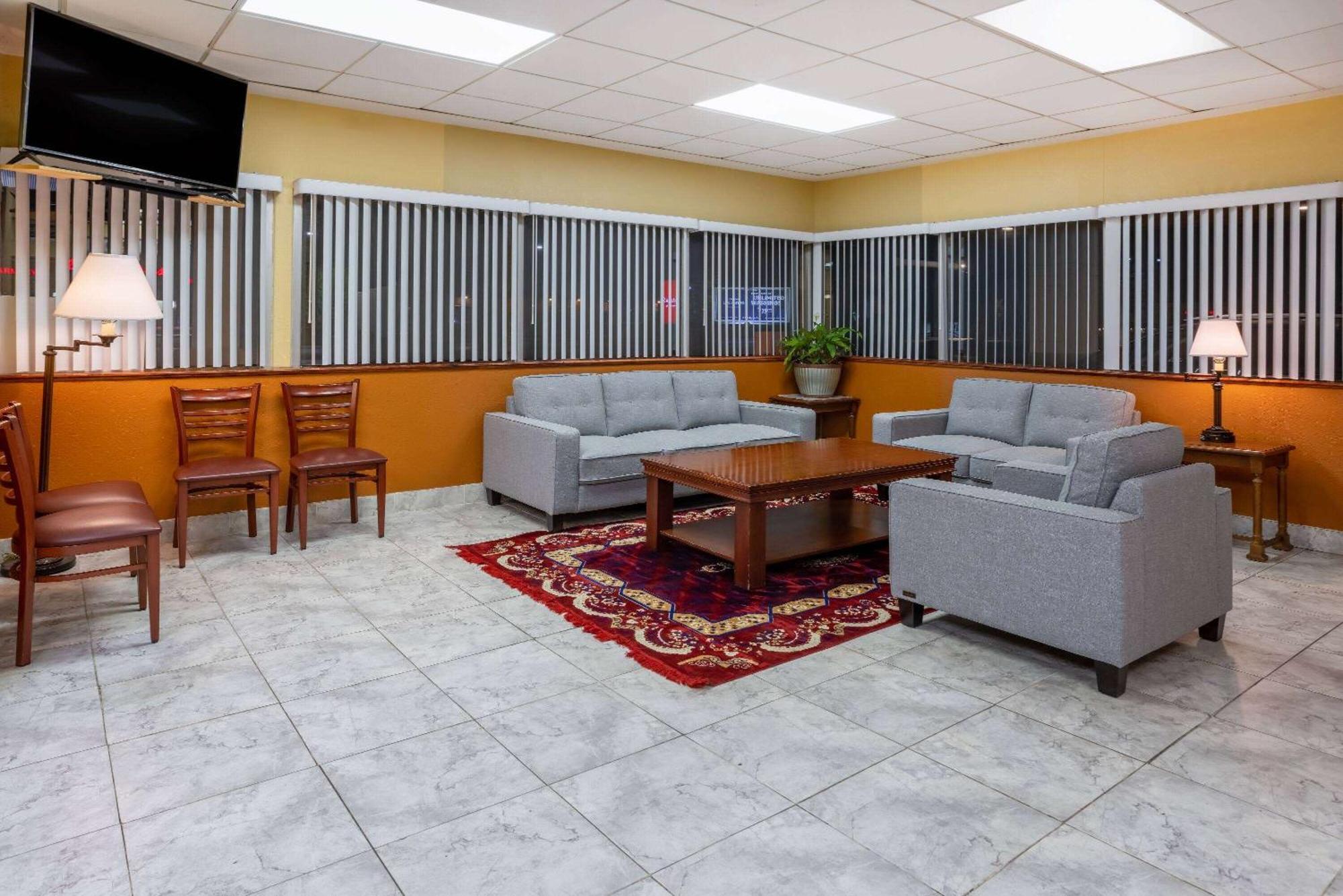 Ramada By Wyndham Rome - Verona Екстериор снимка